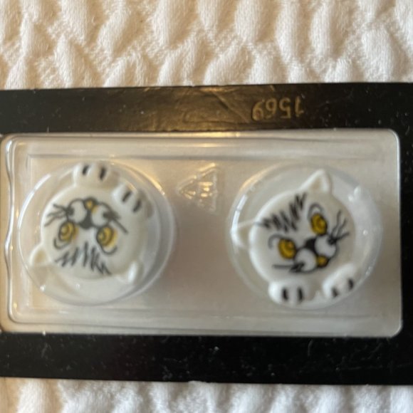 assorted buttons, NWT - Picture 3 of 6